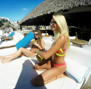 Alexandra Cooper feet photo thumbnail