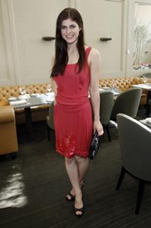Alexandra Daddario feet photo thumbnail