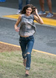 Alexandra Daddario feet photo thumbnail
