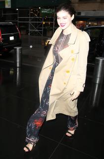Alexandra Daddario feet photo thumbnail