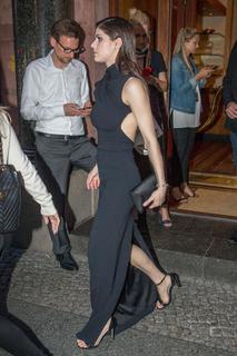 Alexandra Daddario feet photo thumbnail