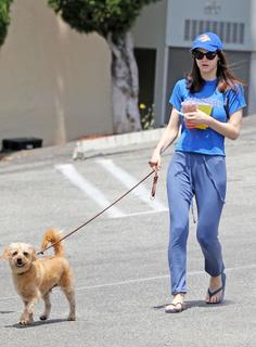 Alexandra Daddario feet photo thumbnail