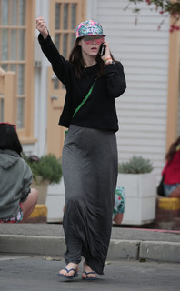 Alexandra Daddario feet photo thumbnail