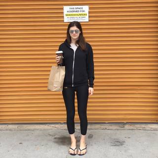 Alexandra Daddario feet photo thumbnail