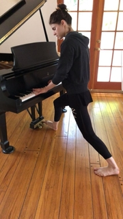 Alexandra Daddario feet photo thumbnail