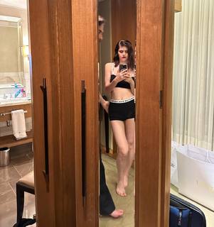 Alexandra Daddario feet photo thumbnail