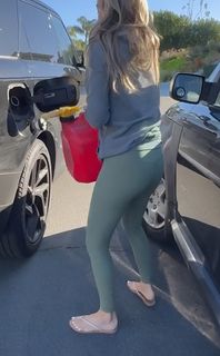 Alexandra Hall feet photo 9