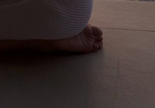 Alexandra Kyle feet photo 3