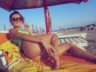 Alexandra Stan feet photo thumbnail