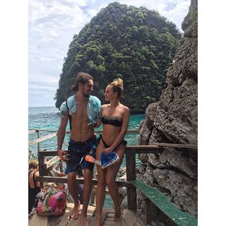 Alexandra Stan feet photo thumbnail