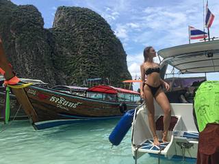 Alexandra Stan feet photo thumbnail
