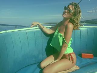 Alexandra Stan feet photo thumbnail