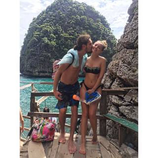 Alexandra Stan feet photo thumbnail