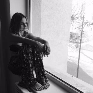 Alexandra Stan feet photo thumbnail