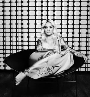 Alexandra Stan feet photo thumbnail