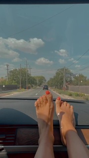 Alexandra Stan feet photo thumbnail