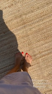 Alexandra Stan feet photo thumbnail