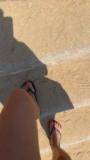 Alexandra Stan feet photo thumbnail