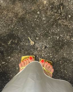 Alexandra Stan feet photo thumbnail