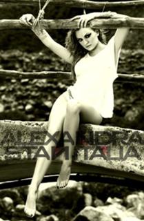 Alexandra Stan feet photo thumbnail