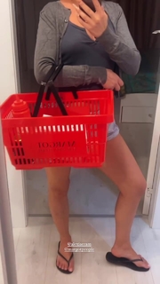 Alexandra Stan feet photo thumbnail