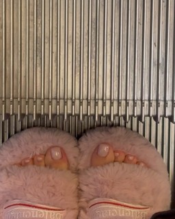 Alexandra Stan feet photo thumbnail