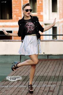 Alexandra Stan feet photo thumbnail