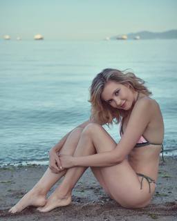 Alexia Fast feet photo thumbnail