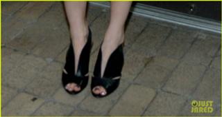Alexis Bledel feet photo thumbnail