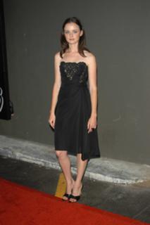 Alexis Bledel feet photo thumbnail