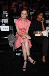 Alexis Bledel feet photo thumbnail