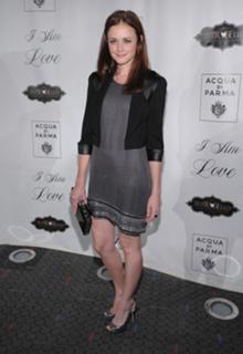Alexis Bledel feet photo thumbnail