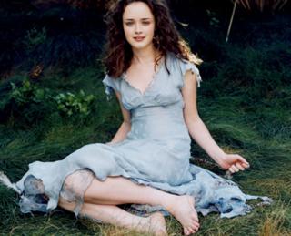 Alexis Bledel feet photo thumbnail