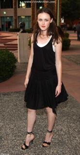 Alexis Bledel feet photo thumbnail
