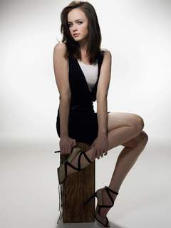 Alexis Bledel feet photo thumbnail