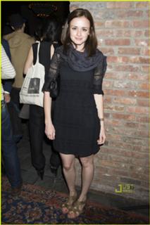 Alexis Bledel feet photo thumbnail