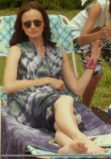 Alexis Bledel feet photo thumbnail