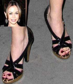 Alexis Dziena feet photo thumbnail