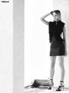 Alexis Knapp feet photo thumbnail