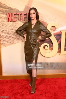 Alexis Knapp feet photo thumbnail