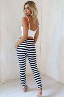 Alexis Ren feet photo thumbnail