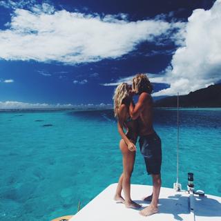 Alexis Ren feet photo thumbnail