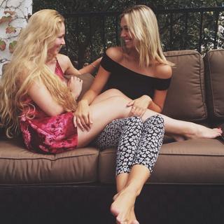 Alexis Ren feet photo thumbnail