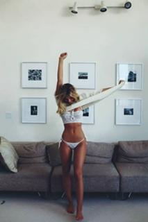 Alexis Ren feet photo thumbnail