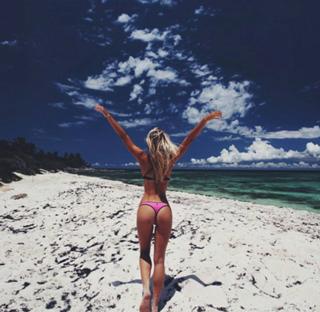 Alexis Ren feet photo thumbnail
