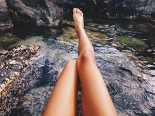 Alexis Ren feet photo thumbnail