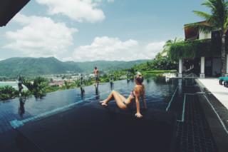 Alexis Ren feet photo thumbnail