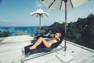 Alexis Ren feet photo thumbnail