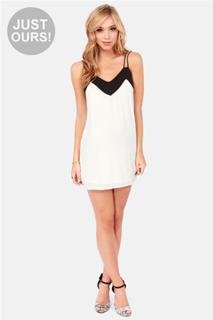 Alexis Ren feet photo thumbnail