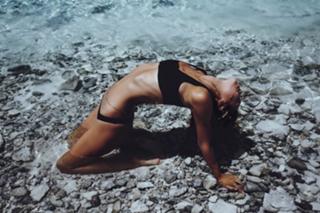 Alexis Ren feet photo thumbnail